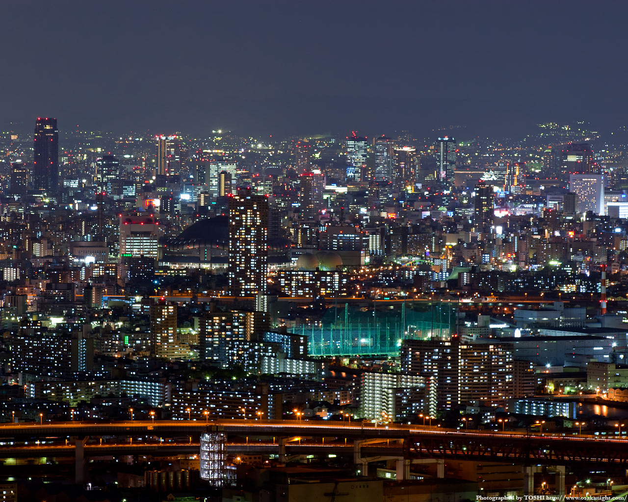 大阪都心部の高層ビル群夜景