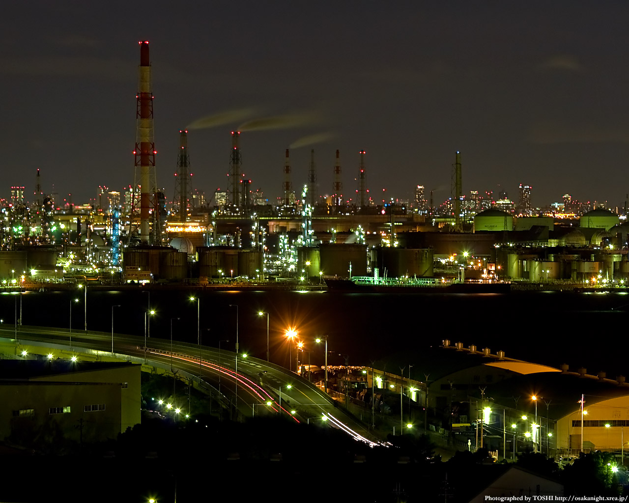 臨海工業地帯と大阪市内の高層ビル群2