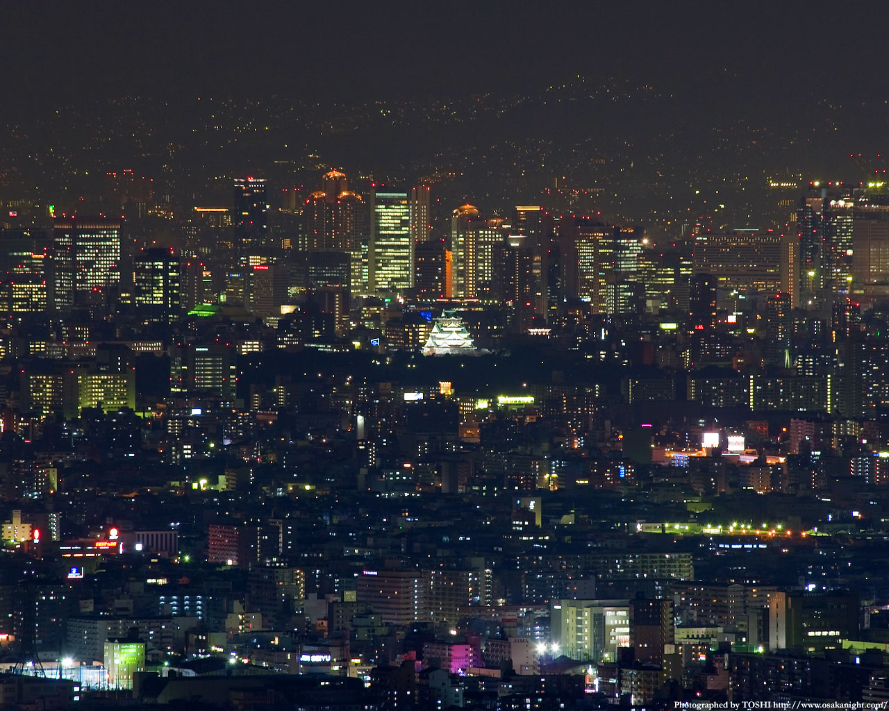 梅田の高層ビル群と大阪城
