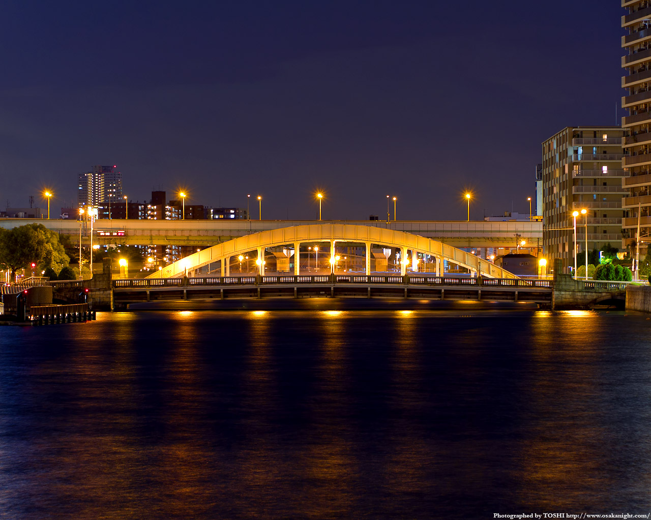 堂島大橋のライトアップ夜景