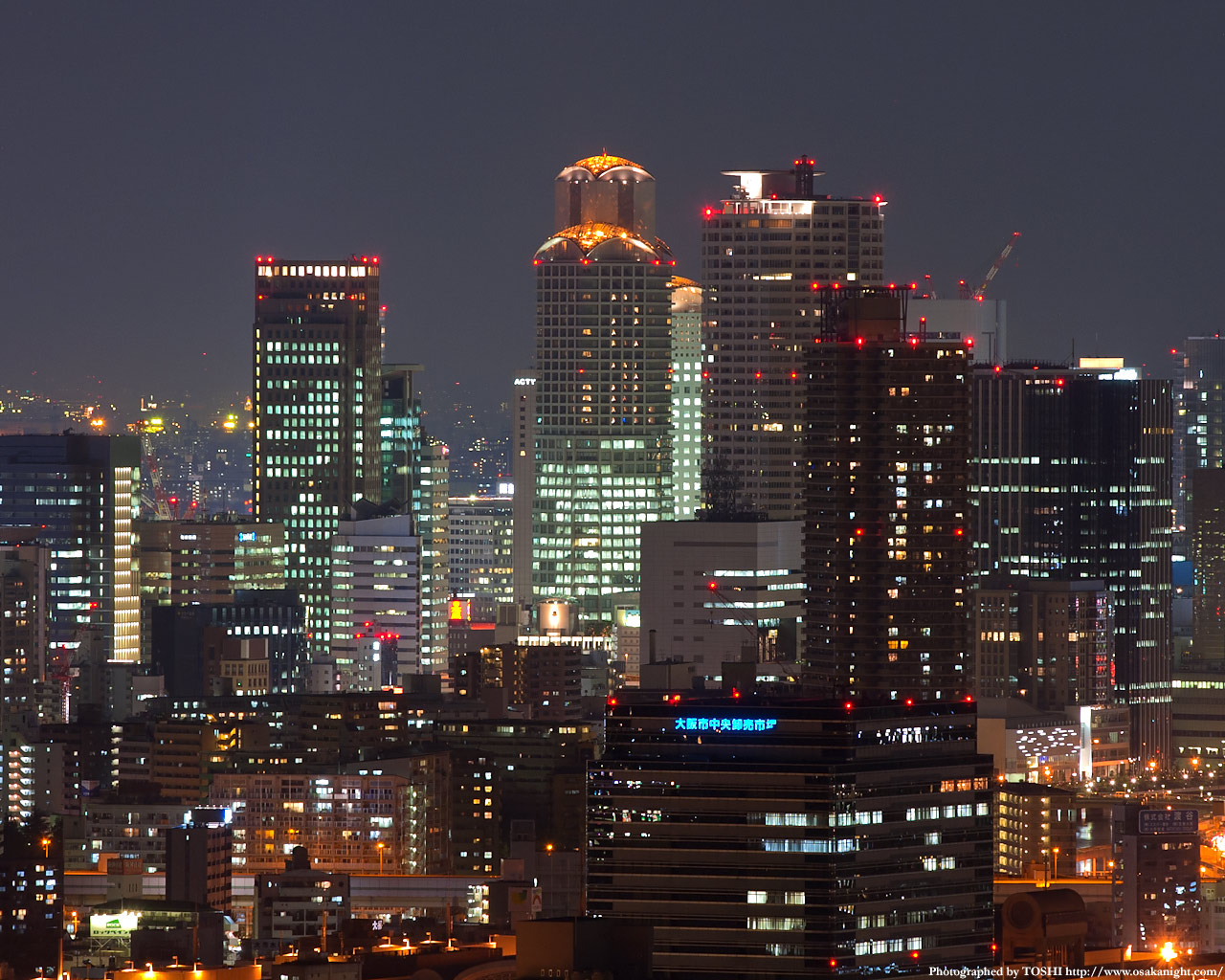 西梅田の高層ビル群夜景