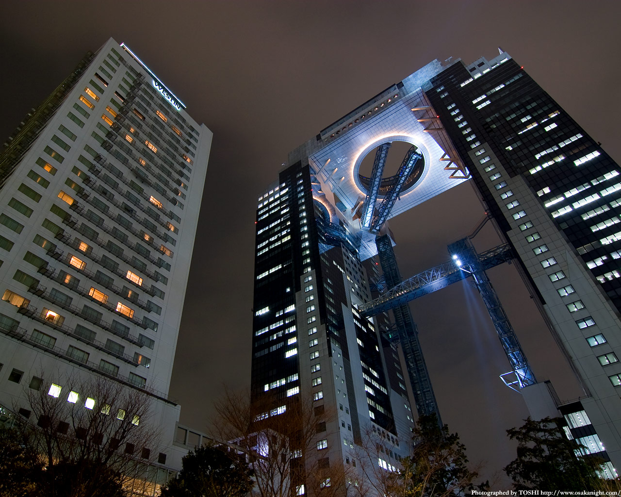 新梅田シティの高層ビル群1